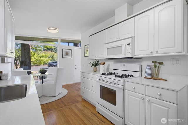 12039 SE 42nd St, Bellevue, WA 98006
