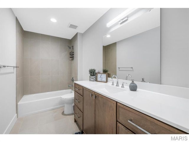 2211 Hickory, St Louis, MO 63104