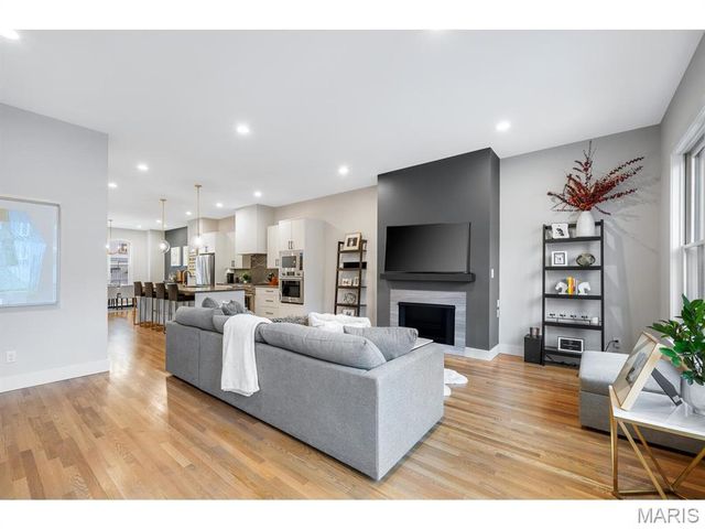 2211 Hickory, St Louis, MO 63104