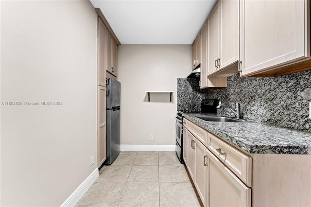 157 Curtiss Pkwy, Miami Springs, FL 33166