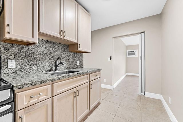 157 Curtiss Pkwy, Miami Springs, FL 33166