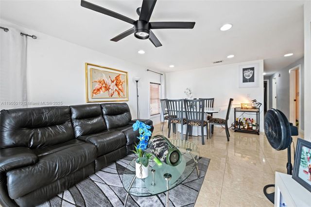 700 NW 219th Ave, Pembroke Pines, FL 33029