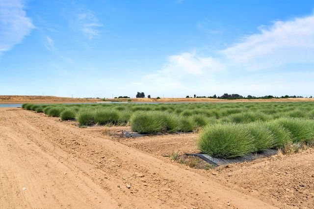 505 N Indianola Avenue, Sanger, CA 93657