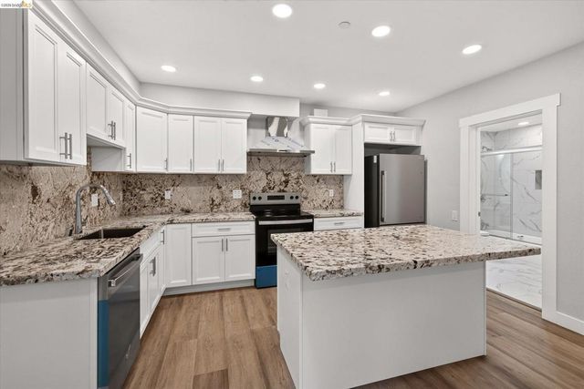 6105 Oakdale Ave, Oakland, CA 94605