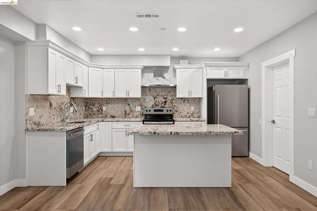 6105 Oakdale Ave, Oakland, CA 94605