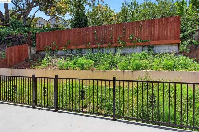 6105 Oakdale Ave, Oakland, CA 94605