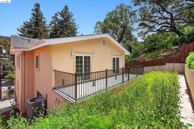 6105 Oakdale Ave, Oakland, CA 94605