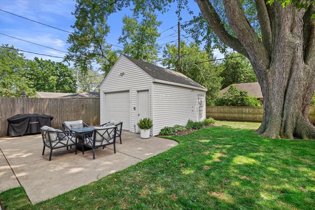 615 E Hampton ROAD, Whitefish Bay, WI 53217