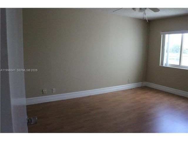 120 Lakeview Dr 209, Weston, FL 33326