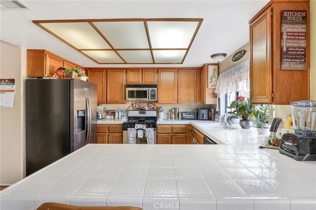 3027 W Avenue J4, Lancaster, CA 93536