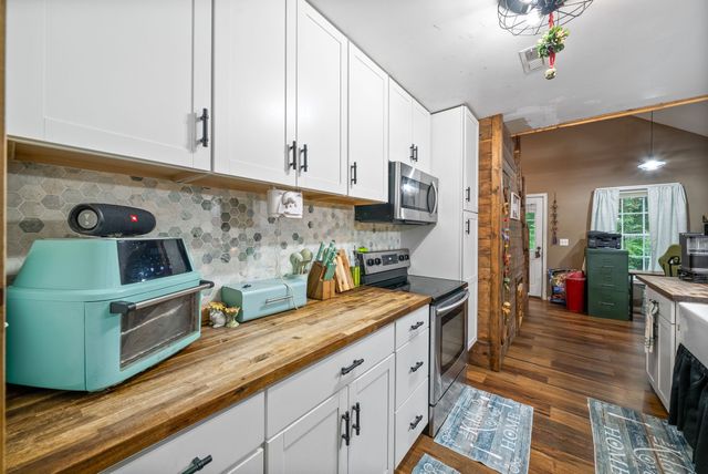 525 Inver Ln, Clarksville, TN 37042