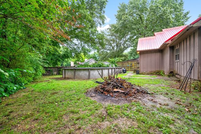 525 Inver Ln, Clarksville, TN 37042