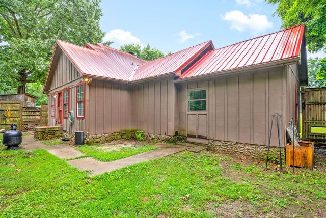 525 Inver Ln, Clarksville, TN 37042