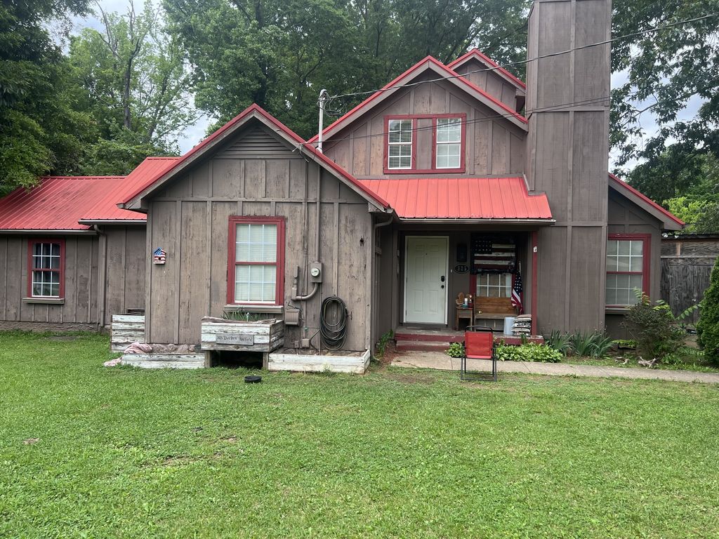 525 Inver Ln, Clarksville, TN 37042