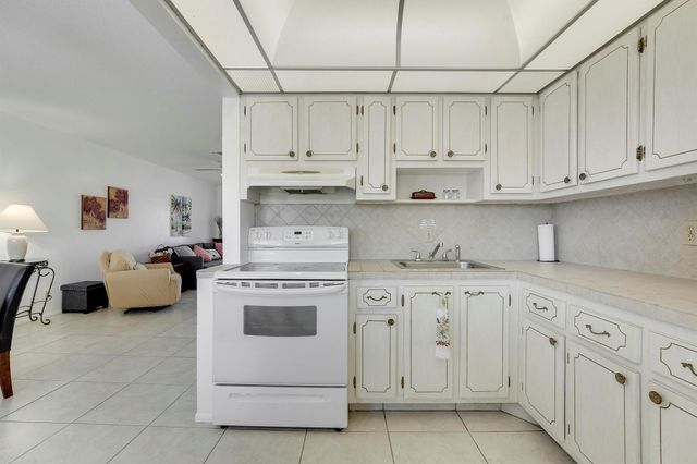 2132 NE 1st Way 204, Boynton Beach, FL 33435
