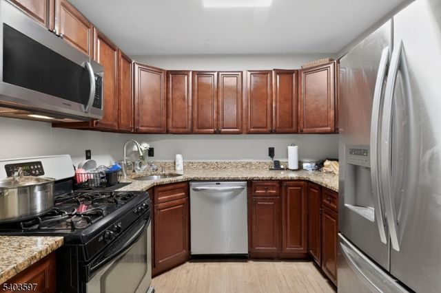 192 Burnett Ave 1, Maplewood Twp., NJ 07040