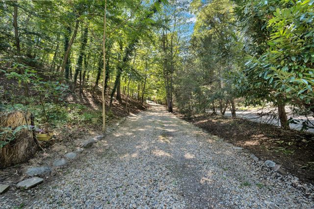 644 Bread And Cheese Hollow Road, Northport, NY 11768