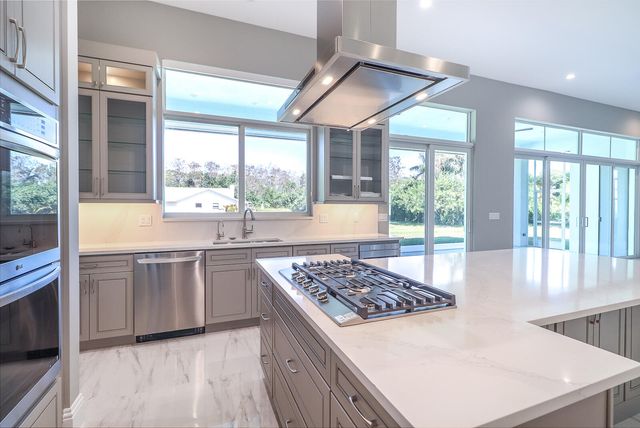 7595 155th Place N, Palm Beach Gardens, FL 33418