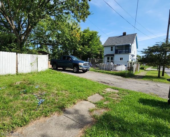 12903 Oakfield Avenue, Cleveland, OH 44105