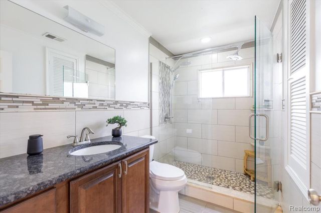 22611 Detour Street, Saint Clair Shores, MI 48082
