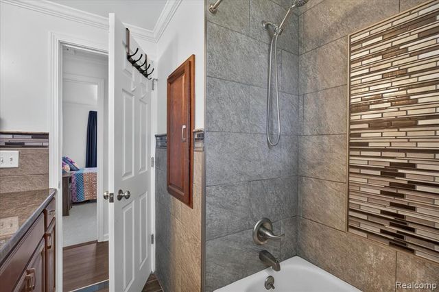 22611 Detour Street, Saint Clair Shores, MI 48082