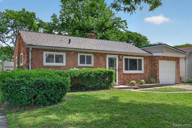22611 Detour Street, Saint Clair Shores, MI 48082