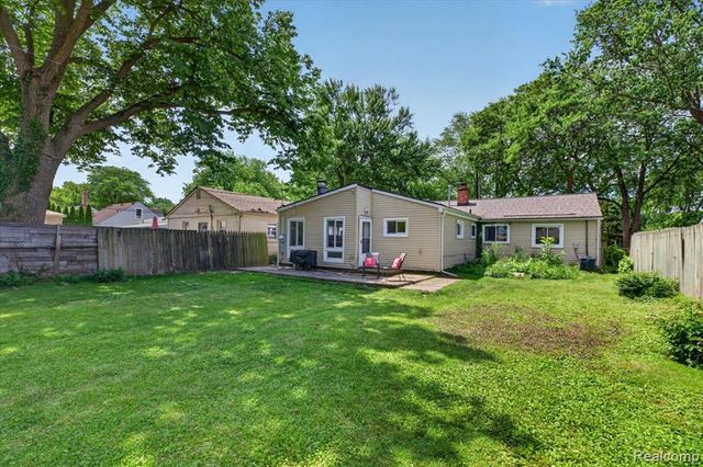 22611 Detour Street, Saint Clair Shores, MI 48082