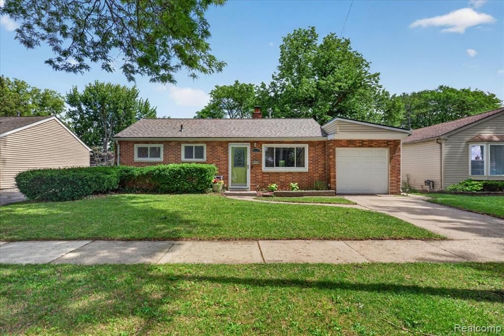 22611 Detour Street, Saint Clair Shores, MI 48082
