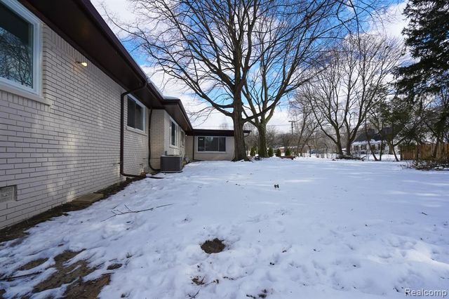 19041 Bungalow Drive, Lathrup Village, MI 48076