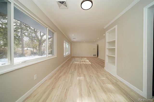 19041 Bungalow Drive, Lathrup Village, MI 48076