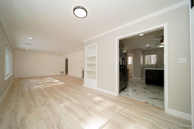 19041 Bungalow Drive, Lathrup Village, MI 48076