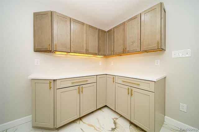 19041 Bungalow Drive, Lathrup Village, MI 48076