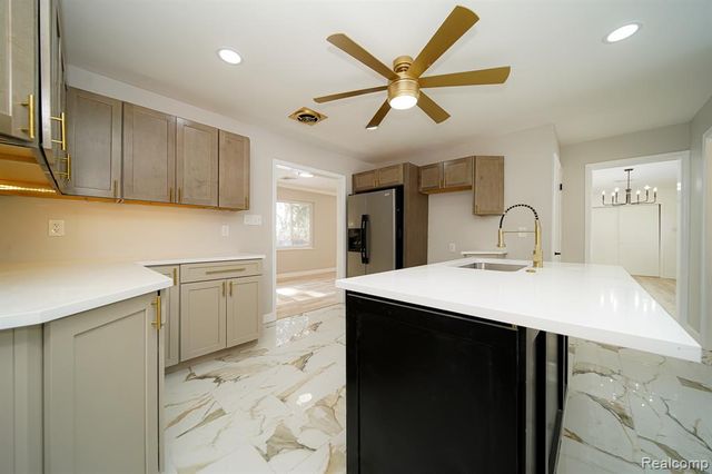 19041 Bungalow Drive, Lathrup Village, MI 48076