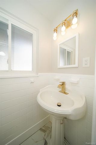 19041 Bungalow Drive, Lathrup Village, MI 48076