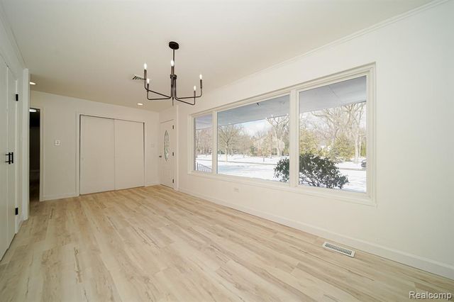 19041 Bungalow Drive, Lathrup Village, MI 48076