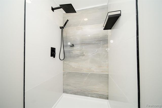 19041 Bungalow Drive, Lathrup Village, MI 48076