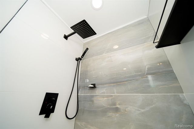 19041 Bungalow Drive, Lathrup Village, MI 48076