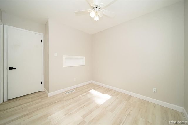 19041 Bungalow Drive, Lathrup Village, MI 48076