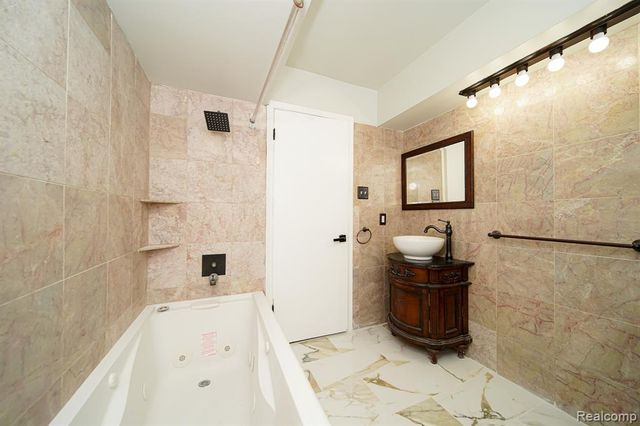 19041 Bungalow Drive, Lathrup Village, MI 48076