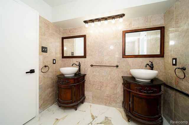 19041 Bungalow Drive, Lathrup Village, MI 48076