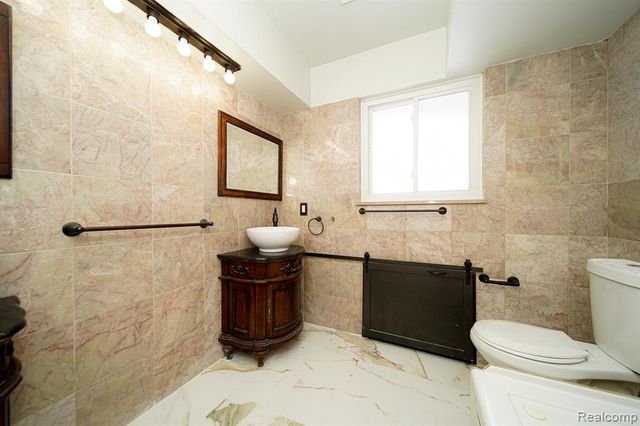 19041 Bungalow Drive, Lathrup Village, MI 48076