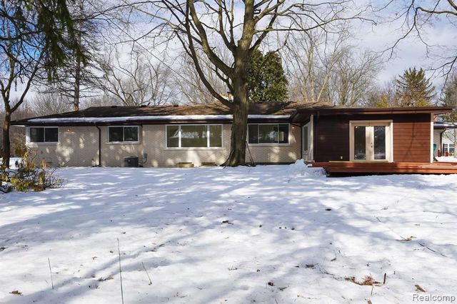 19041 Bungalow Drive, Lathrup Village, MI 48076