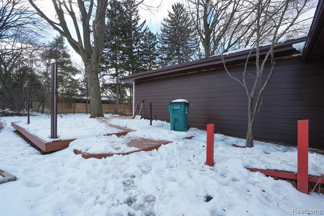19041 Bungalow Drive, Lathrup Village, MI 48076