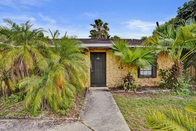 125 Seagull Court, Royal Palm Beach, FL 33411