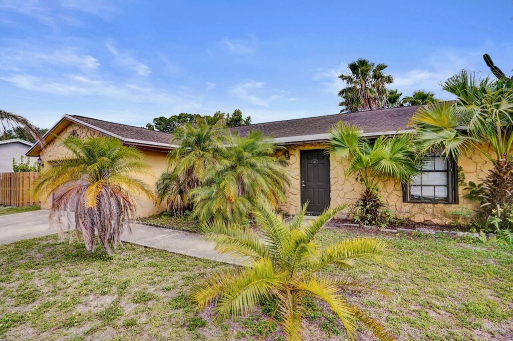 125 Seagull Court, Royal Palm Beach, FL 33411