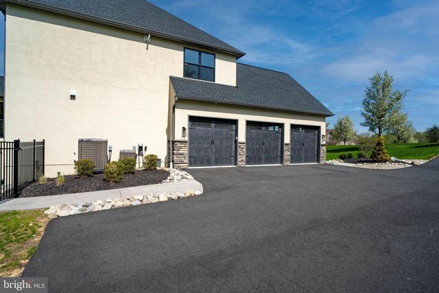 233 EUROPEAN DR, Fleetwood, PA 19522