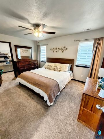 9528 W Broek Dr Drive, Sioux Falls, SD 57016