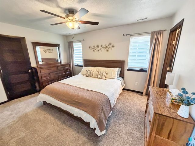 9528 W Broek Dr Drive, Sioux Falls, SD 57016