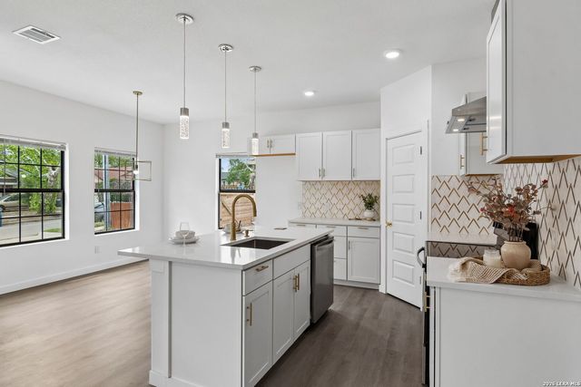 1611 W French Pl, San Antonio, TX 78201