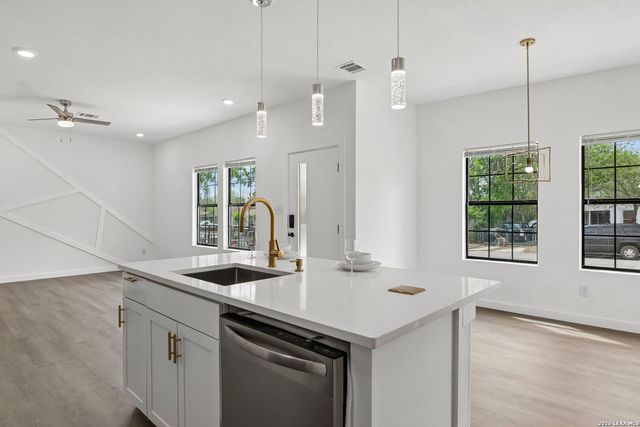 1611 W French Pl, San Antonio, TX 78201